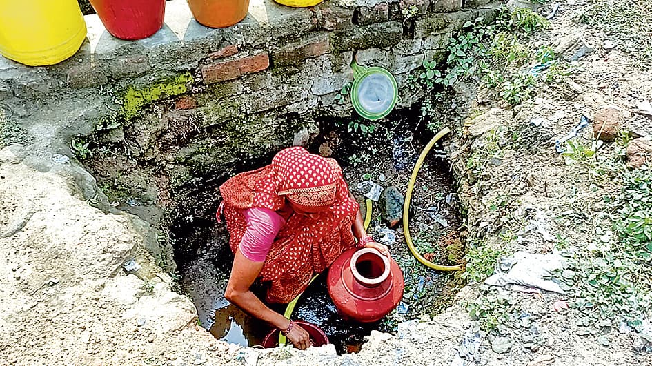 रानीगंज : पीने के पानी के लिए उतरना पड़ता है गड्ढे में