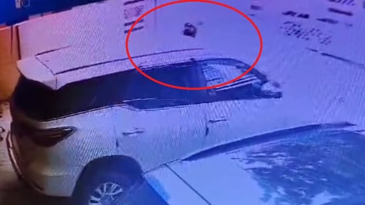 Patna : द प्लुरल्स पार्टी के कार्यालय पर हमला, कार का शीशा तोड़ा