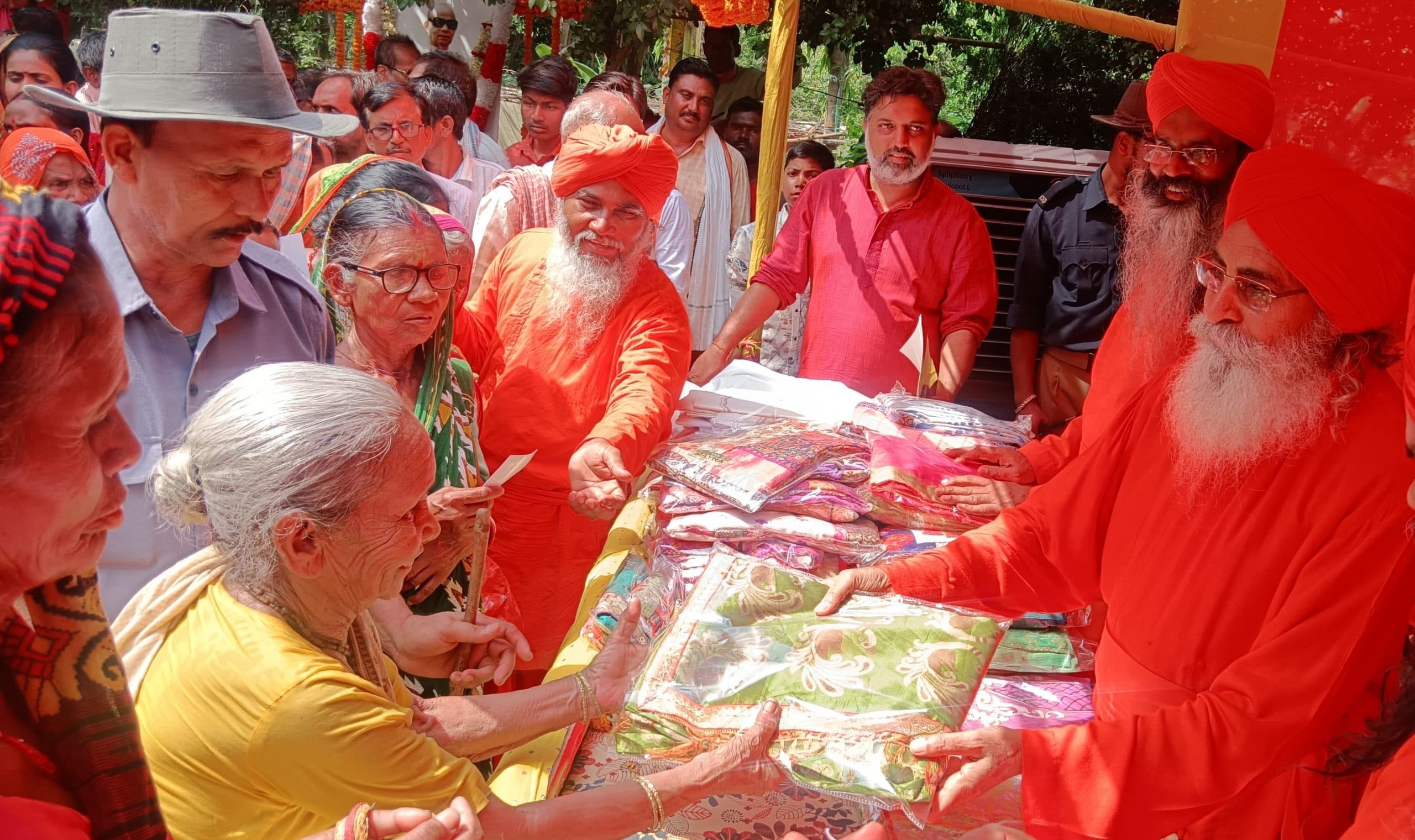 आनंद मार्ग यूनिवर्सल रिलीफ टीम ग्लोबल ने किया साड़ी व धोती का वितरण