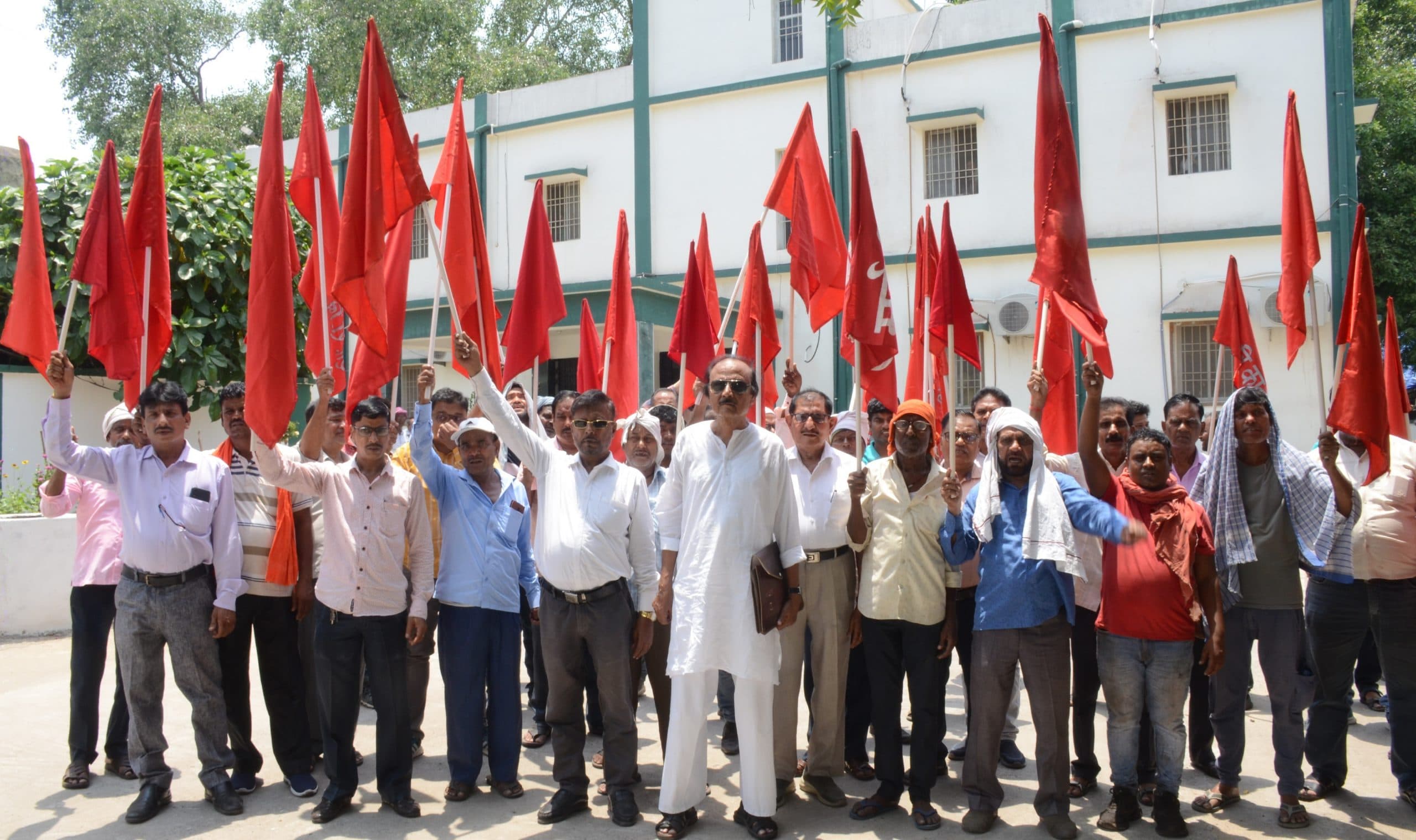 40 कर्मियों के स्थानांतरण के विरोध में बिजली कामगार यूनियन ने किया प्रदर्शन