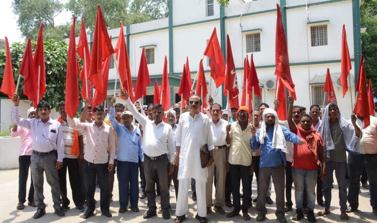 40 कर्मियों के स्थानांतरण के विरोध में बिजली कामगार यूनियन ने किया प्रदर्शन