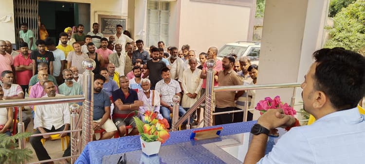 दुकानदार दो दिनों में अपनी दुकान के आगे से खाली कर देंगे अतिक्रमण