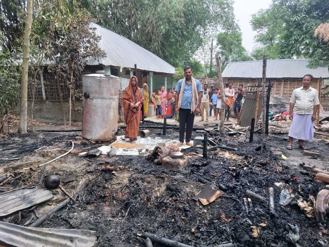 आग से दो परिवार का दो घर सहित लाखों रुपये का सामान जलकर नष्ट