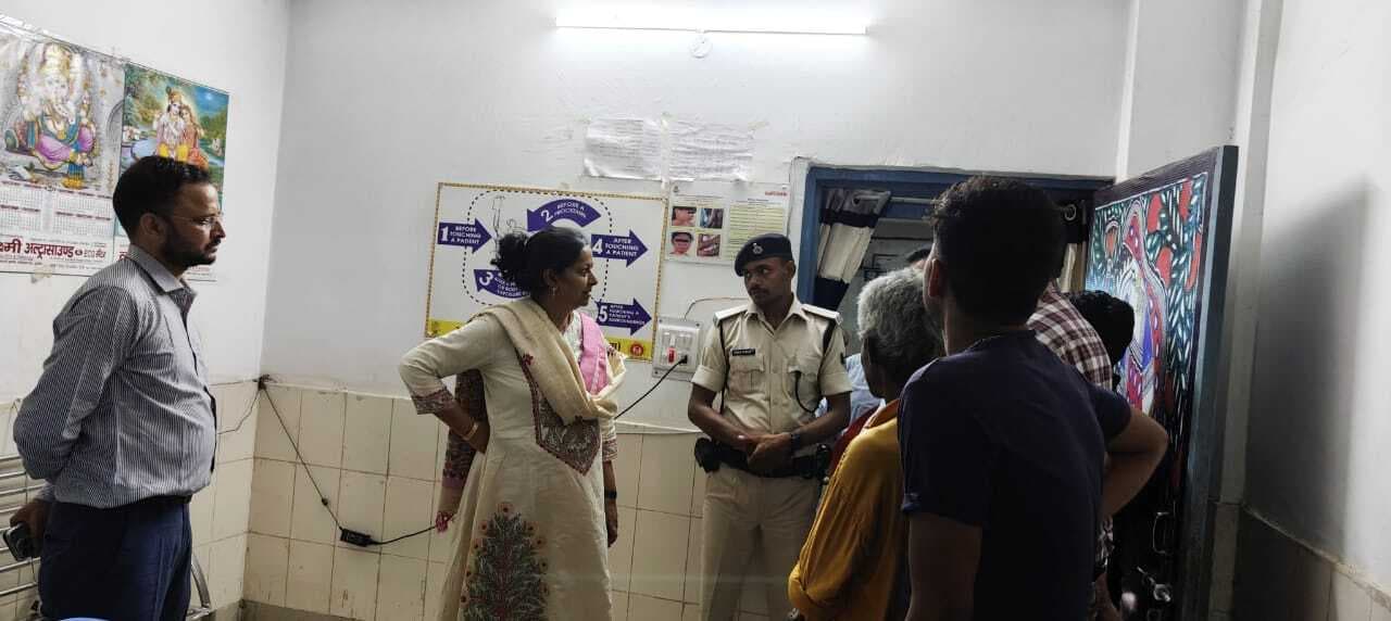 प्रमंडलीय आयुक्त ने डॉक्टर से पूछा रात्रि ड्यूटी करते हैं तो कहां रखे है आवास