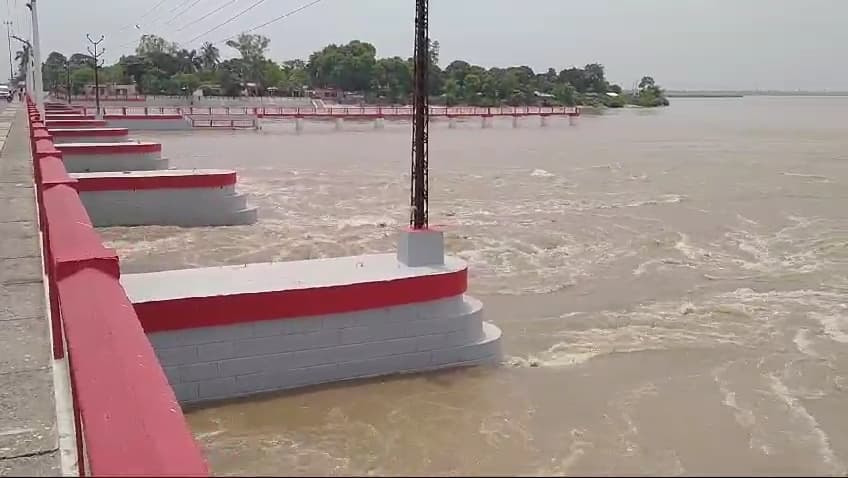 कोसी नदी के जलस्तर में लगातार हो रही बढ़ोतरी, खोले गए 14 फाटक