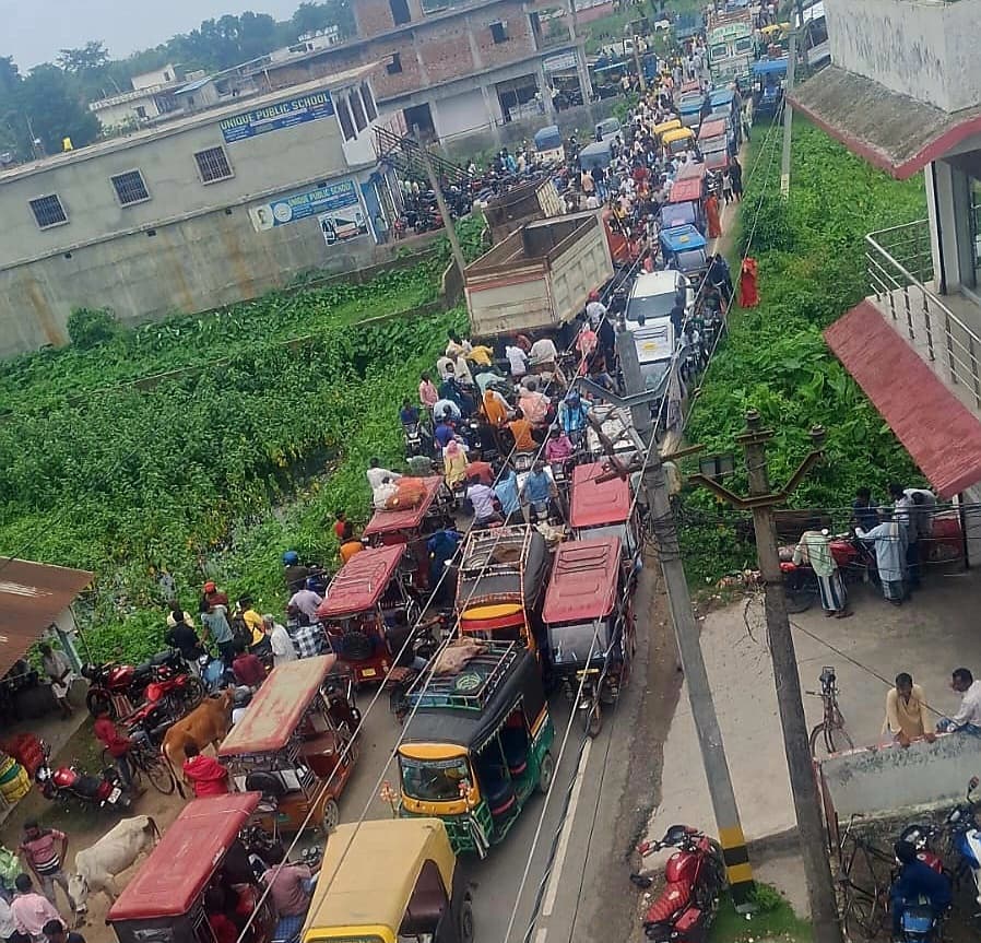 पौआखाली में मुख्य सड़क पर लगे महाजाम ने बढ़ाई लोगों की परेशानी, पुलिस को करनी पड़ी मशक्कत