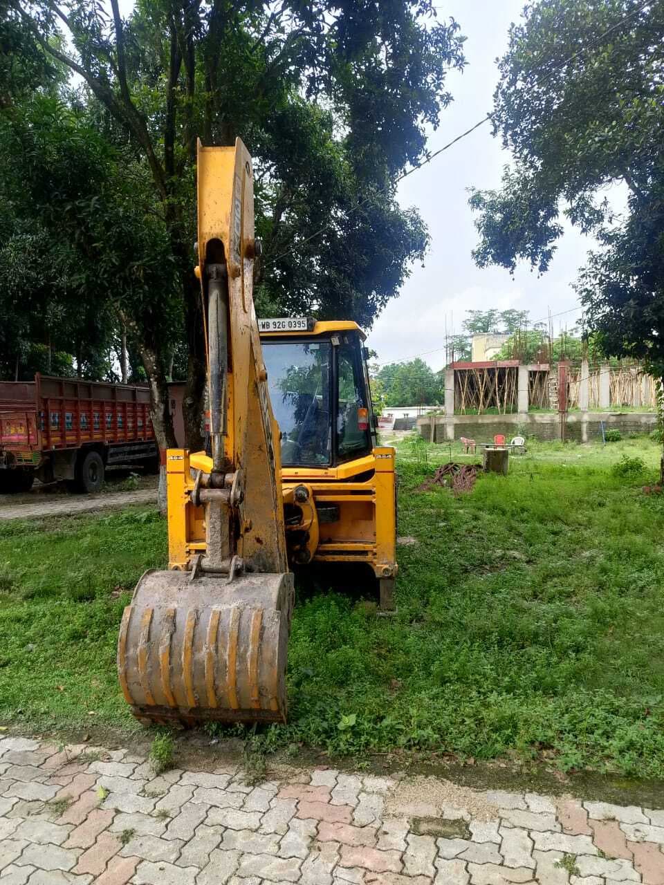 अवैध खनन में लगे जेसीबी को सीओ ने किया जब्त