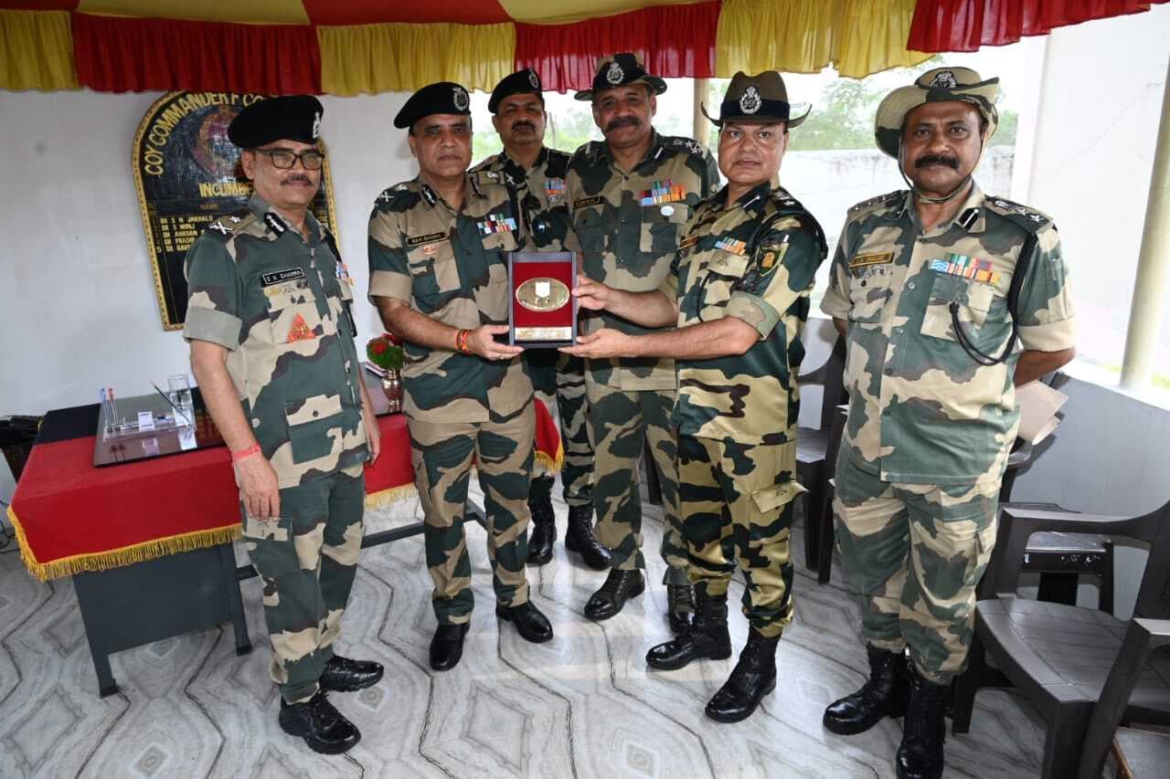 बीएसएफ के एडीजी पूर्वी कमान सीमावर्ती क्षेत्र का लिया जायजा, स्थानीय लोगों से की बात