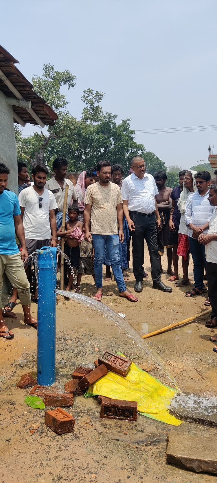 चापाकल में बोरिंग होते ही निकलने लगा बेहिसाब पानी