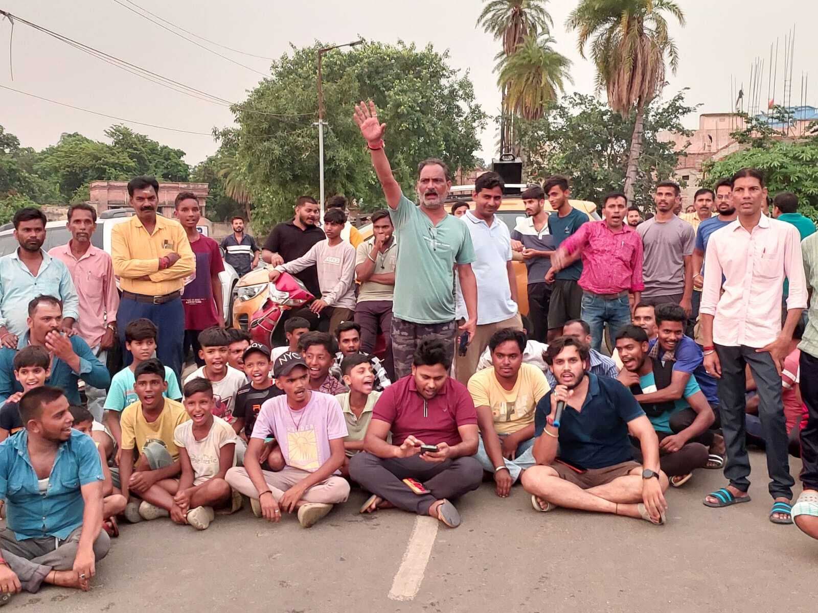 बिजली की समस्या से परेशान मोहल्ले के लोगों ने किया सड़क जाम