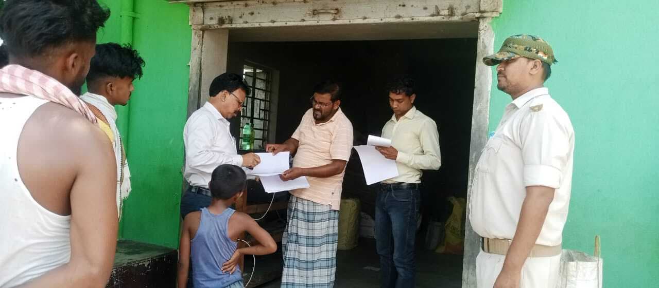 प्रभारी एमओ ने की पीडीएस दुकानों से खाद्यान्न वितरण की जांच