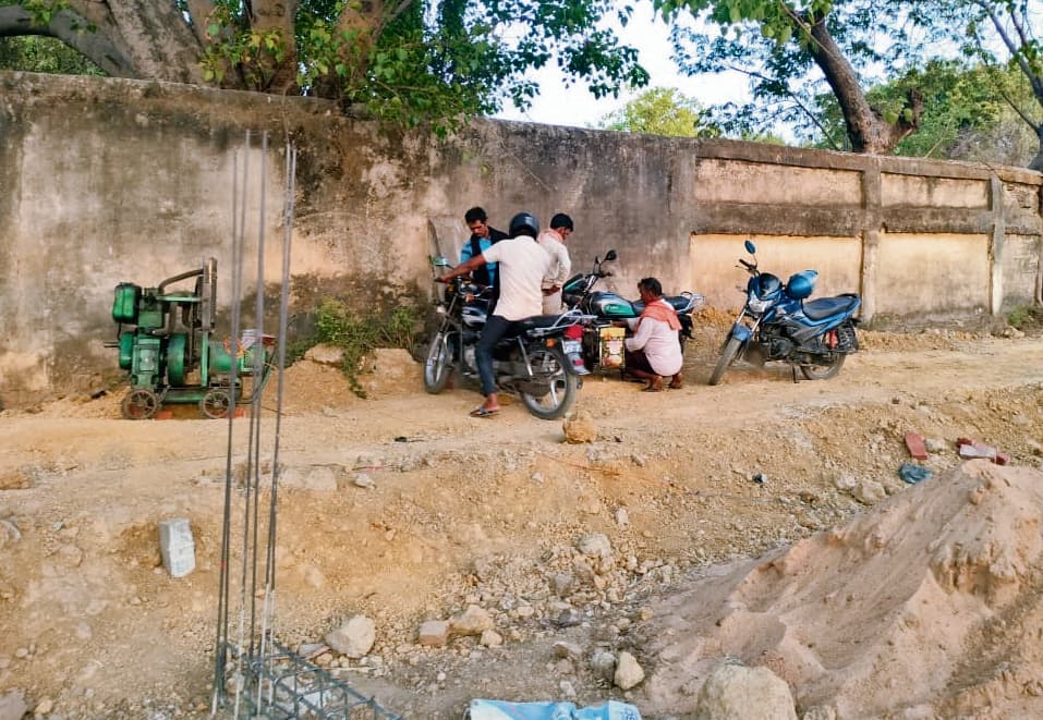 सिंचित क्षेत्र को बंजर बनाने में जुटे प्लॉटर, सीओ ने रोका कार्य