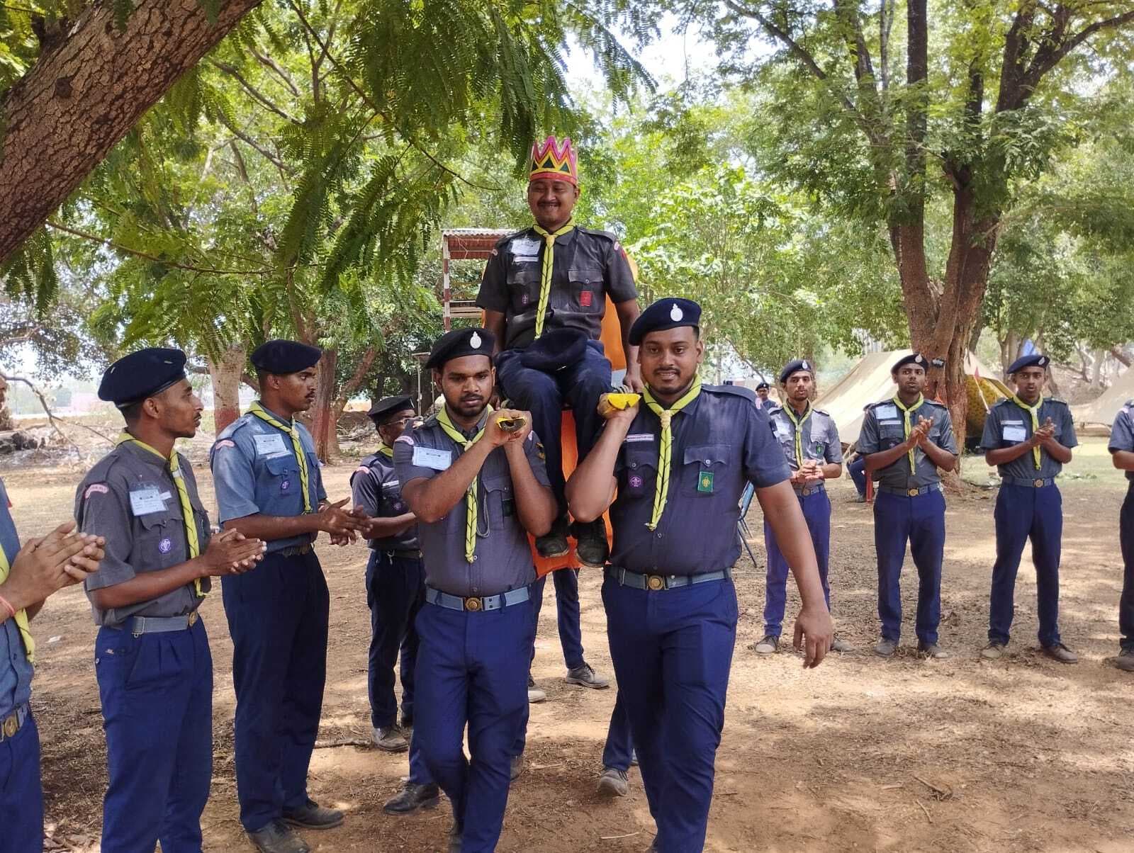 स्काउड्स एंड गाइड्स के कैडेट्स को पाठयक्रम से संबंधित विषयों पर दिया गया प्रशिक्षण