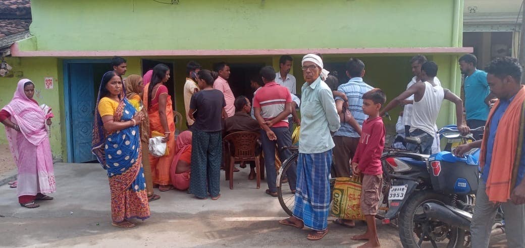 कार्डधारियों ने 35 की जगह 30 किलो चालव मिलने पर किया हंगामा