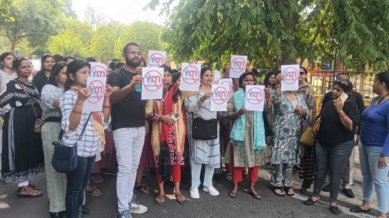 एडीएम सर! आनलाइन ब्यूटी एप से हमारी रोजी-रोटी पर पड़ रहा है असर, रोक लगवाएं