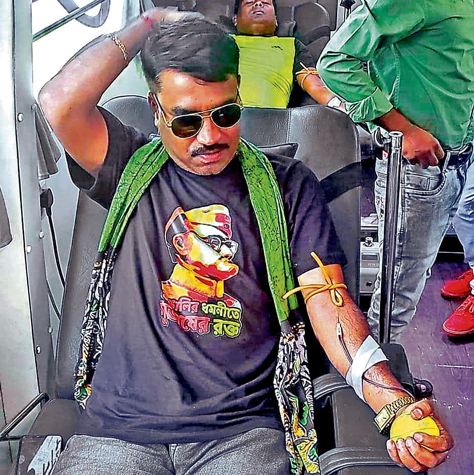 रक्तदान कर भी जरूरतमंदों की जिंदगी बचाने में जुटा है एक वर्दीधारी जवान