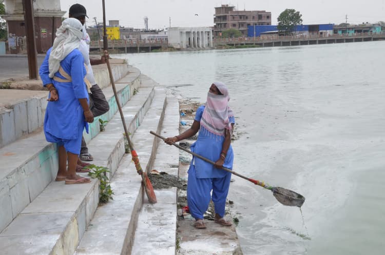 बड़ा तालाब की सफाई करने उतरे निगम के कर्मी, बदबू के कारण करने लगे उल्टी