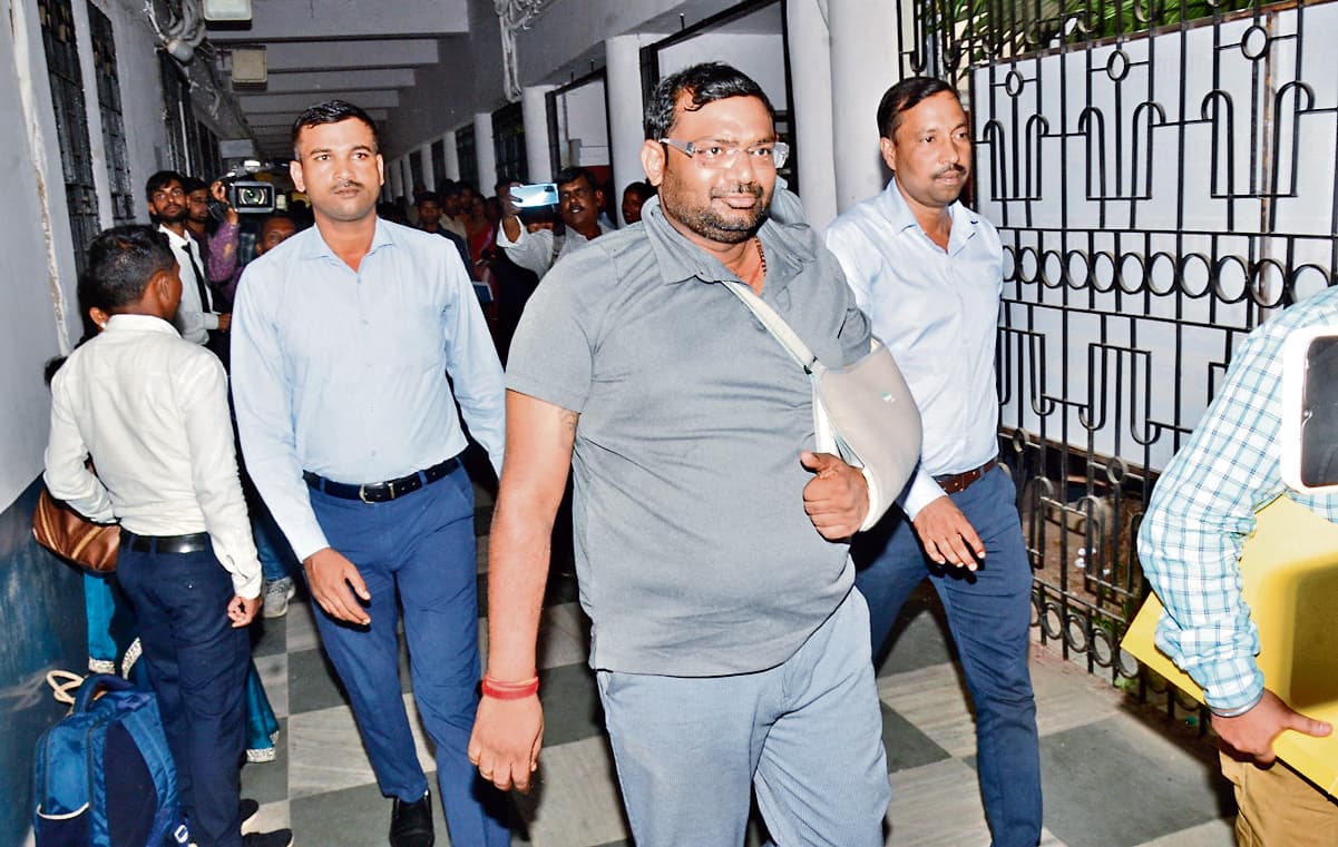 बड़गाईं जमीन के एक हिस्से की फर्जी सेल डीड बनाने में कुशवाहा भी शामिल