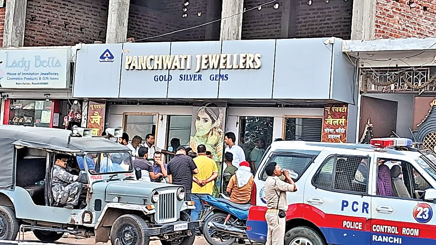 अपराधियों ने पंडरा में दिनदहाड़े ज्वेलरी दुकान से 45 लाख के जेवरात लूट लिये