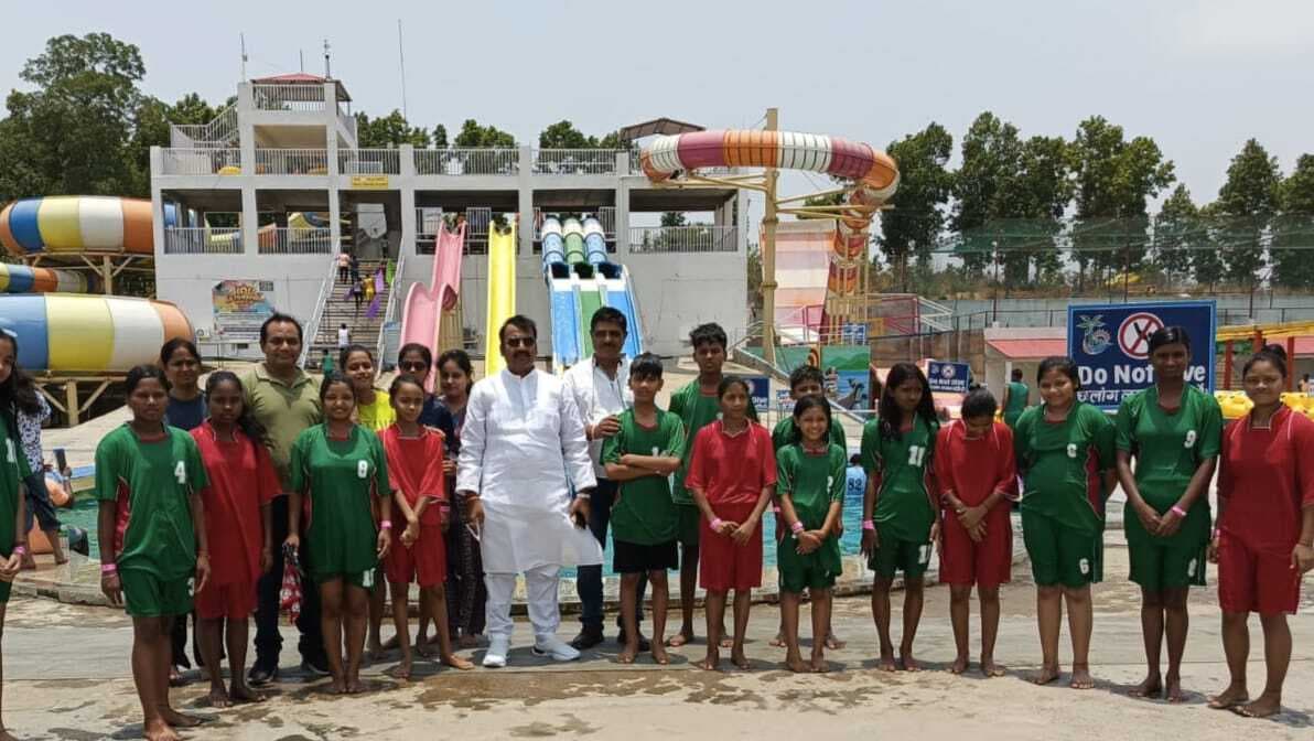 अनाथ बच्चों को वाटर पार्क घुमाया, भोजन कराया