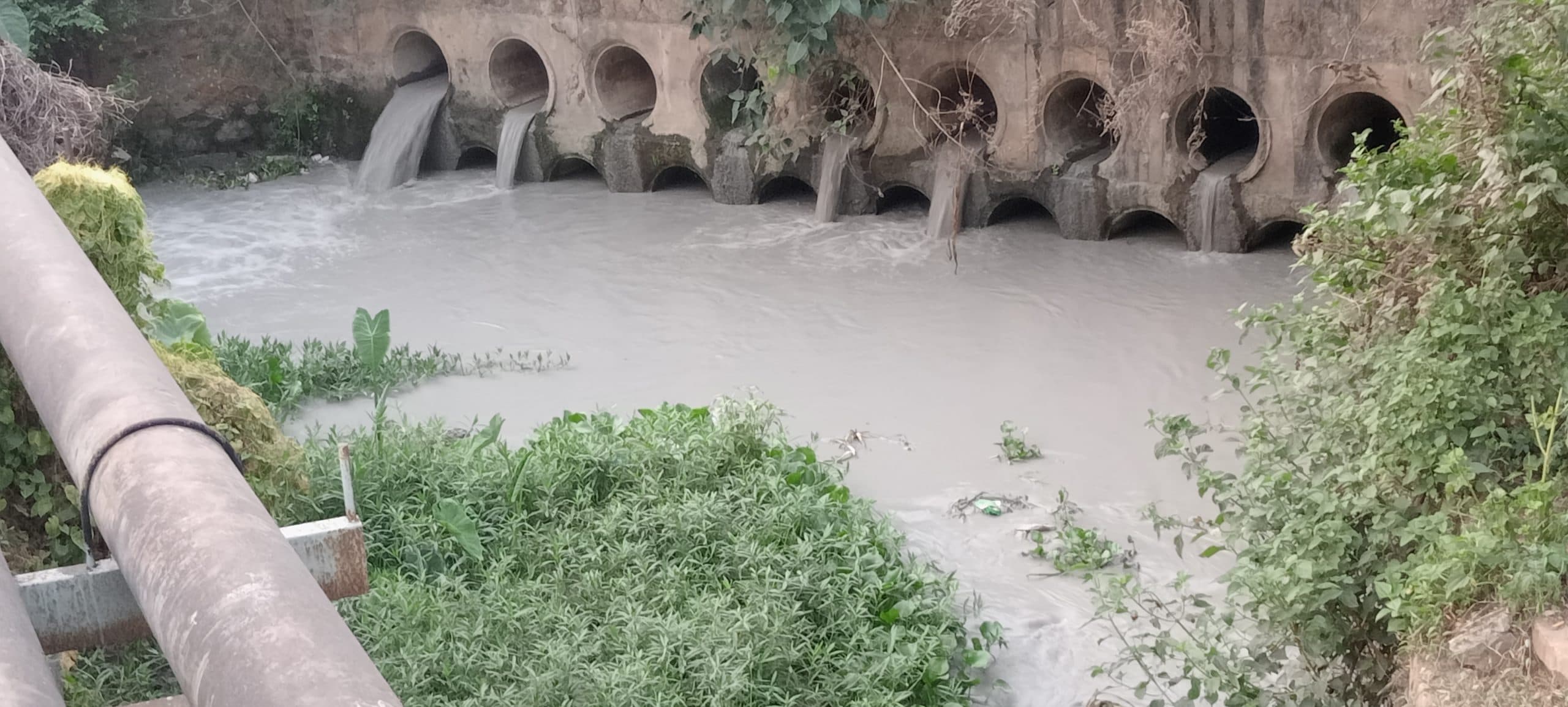 पाइप फटने से पावर प्लांट की छाई कोनार नदी में बही