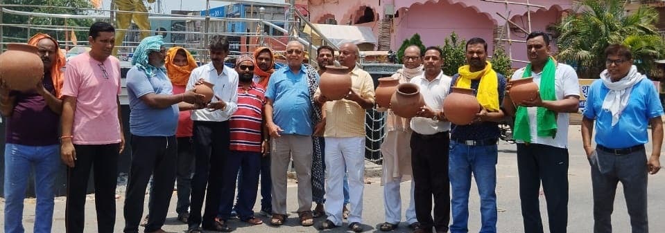 10 पंचायतों में जलापूर्ति नहीं,  मटका फोड़ कर जताया विरोध