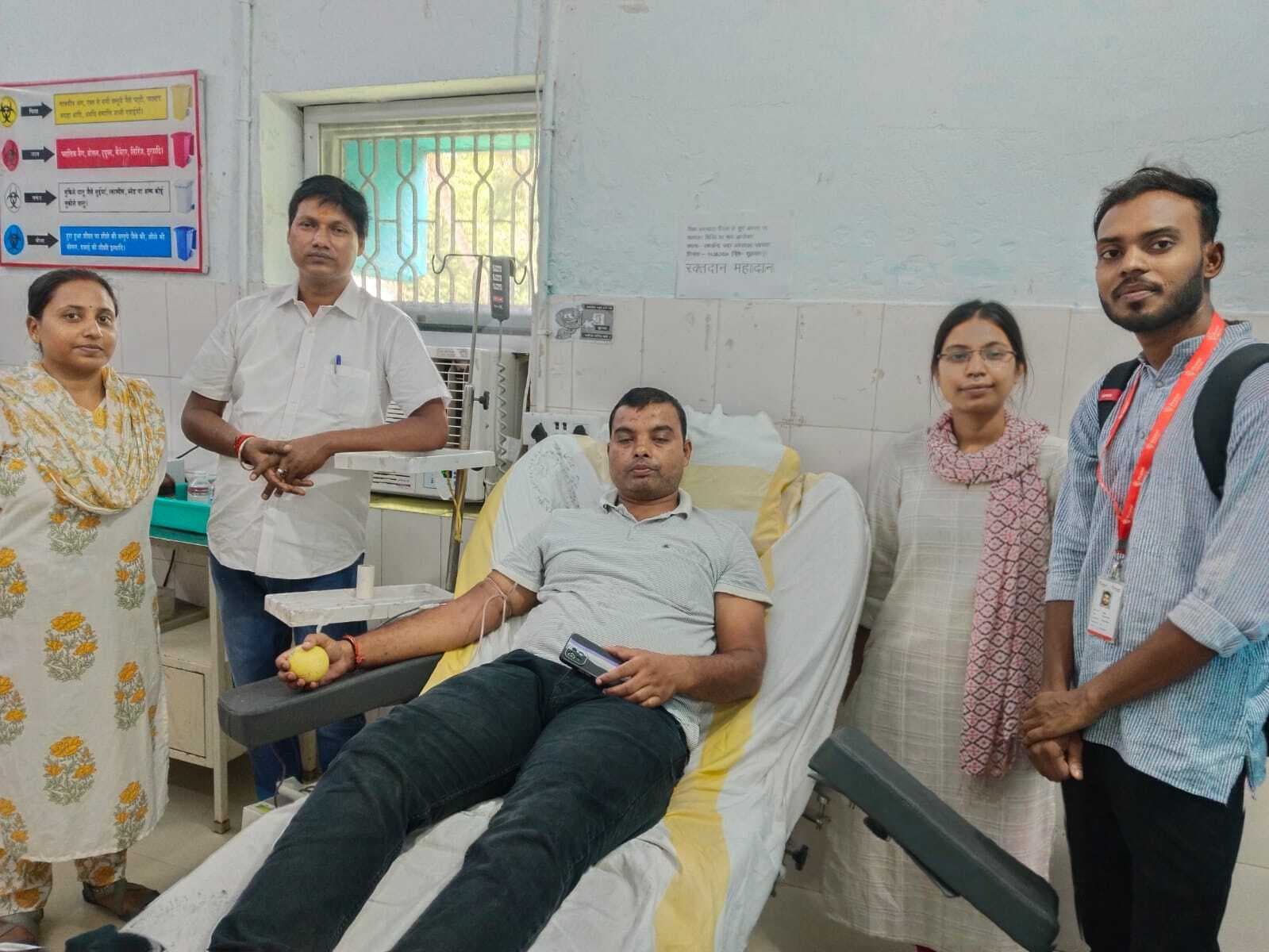 विश्व रक्तदान दिवस पर ब्लड बैंक कर्मियों ने किया सात यूनिट रक्तदान