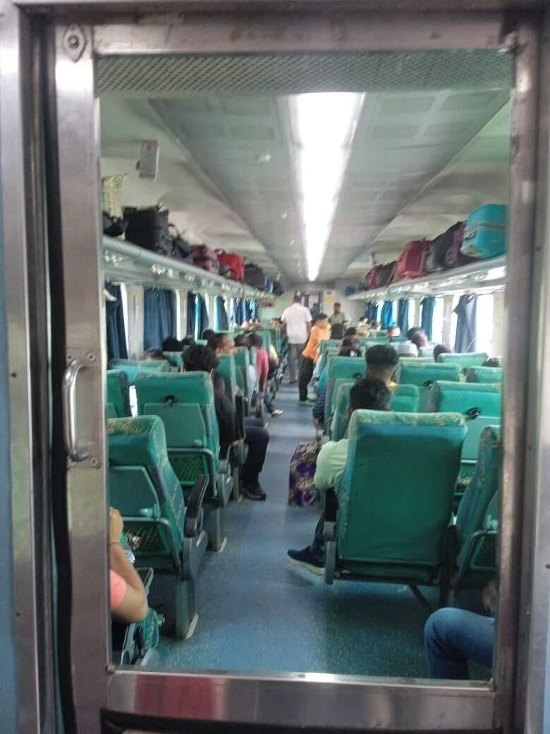 डैमेज एसी कोच लेकर पटरी पर दौड़ रही इंटरसिटी एक्सप्रेस