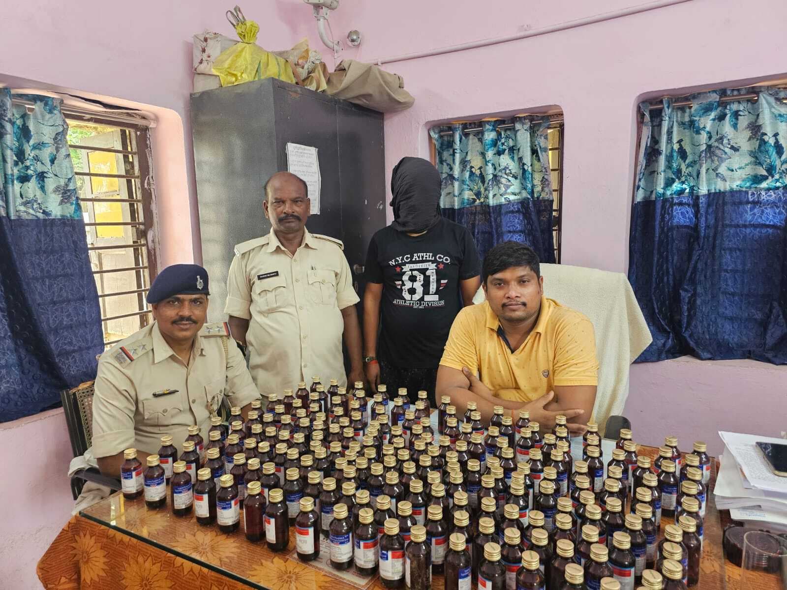 ऑल्टो कार पर लदी प्रतिबंधित कोडिनयुक्त कफ सिरप के साथ तस्कर गिरफ्तार