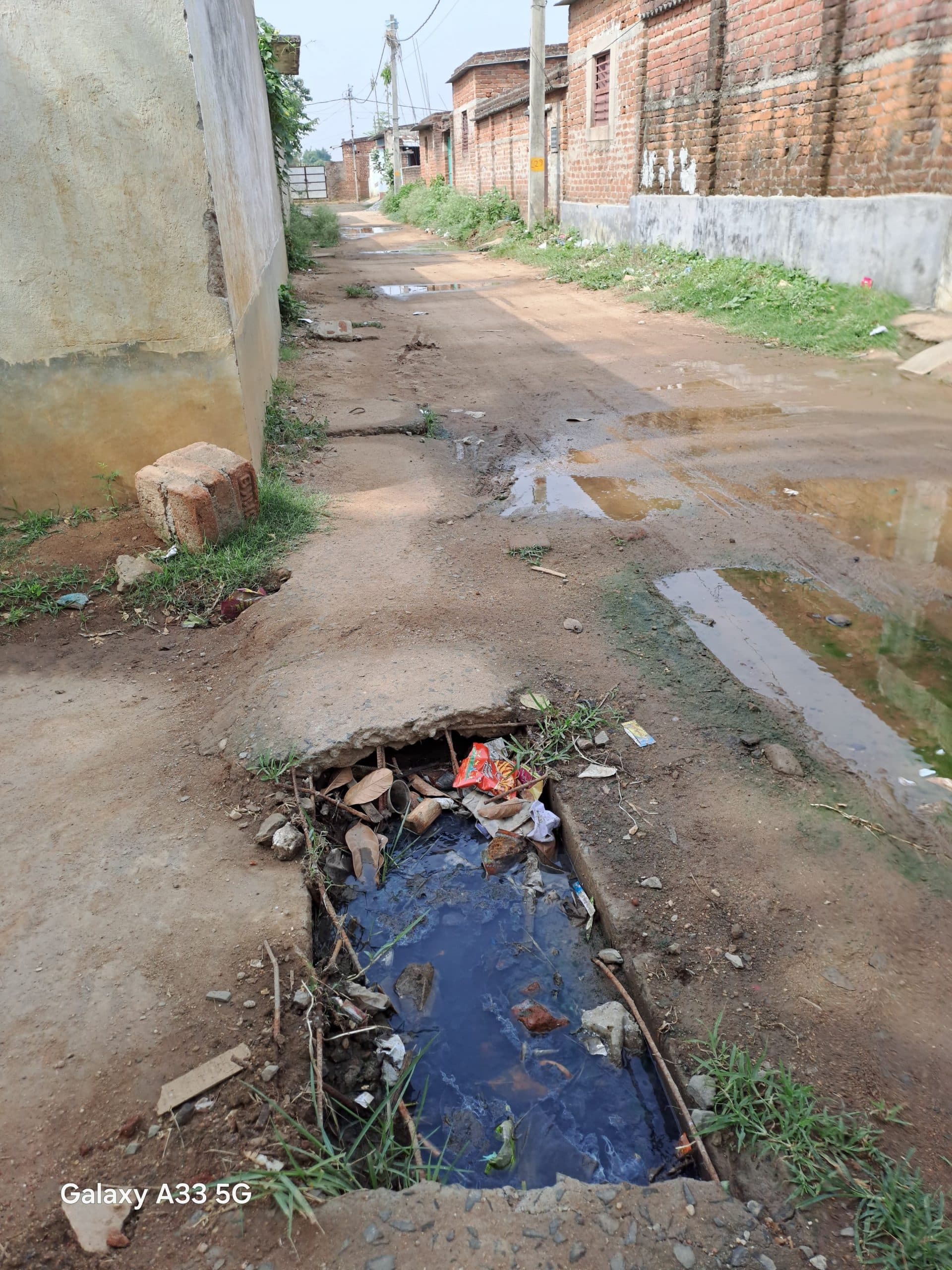 वार्ड 10 अंतर्गत नारायण नगर में नाला जाम, लोगों में आक्रोश