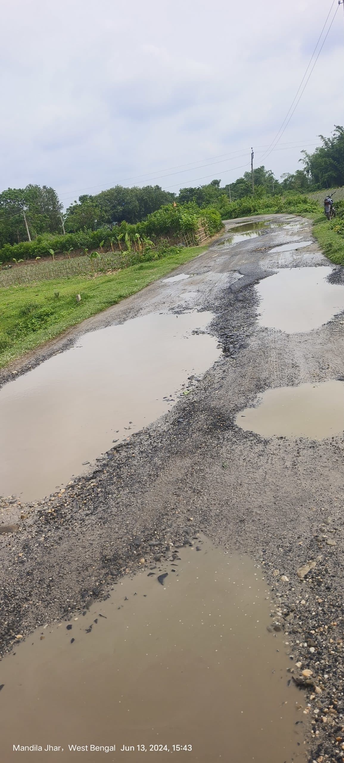 मुख्यमंत्री ग्राम सड़कों की स्थिति जर्जर, ओवरलोड बालू लदे वाहन और बिगाड़ रहे हालात