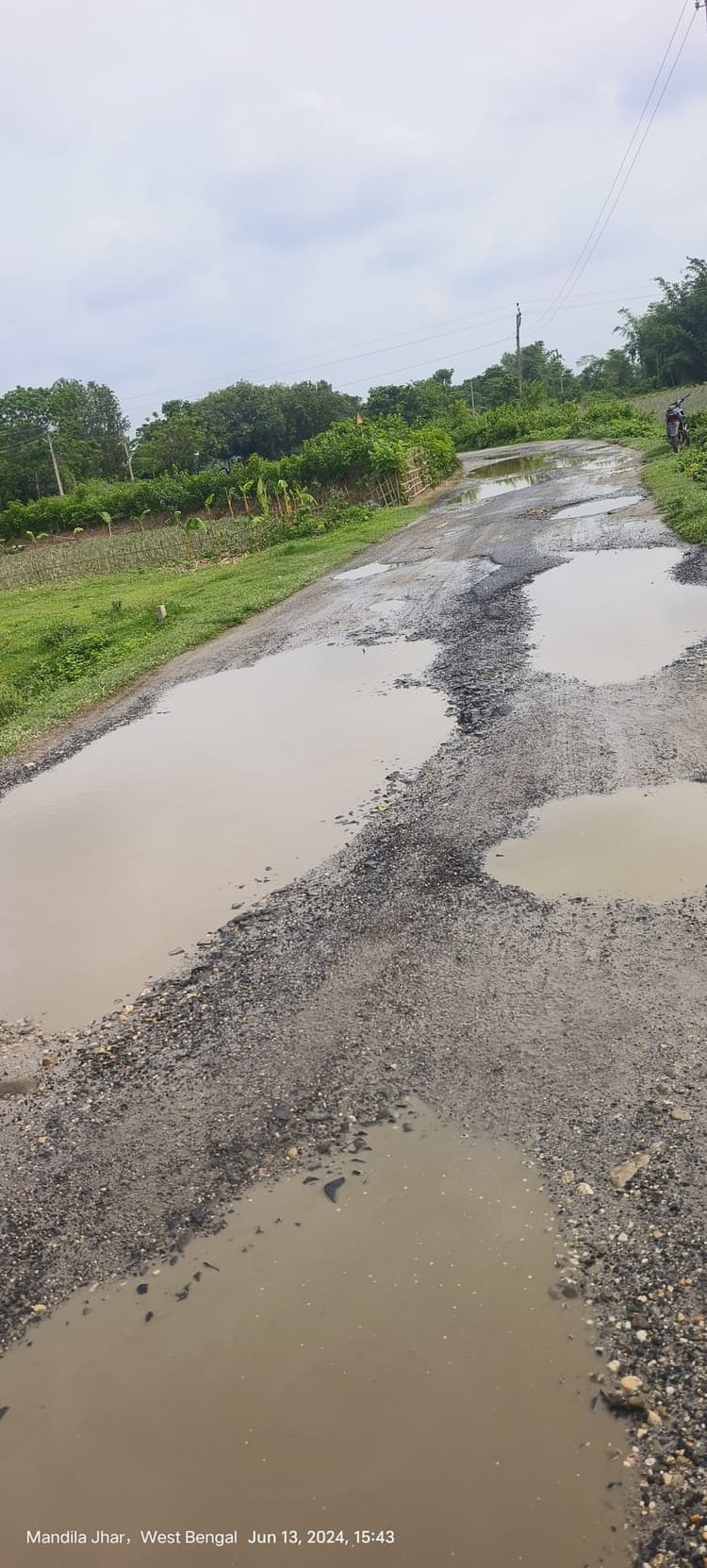 मुख्यमंत्री ग्राम सड़कों की स्थिति जर्जर, ओवरलोड बालू लदे वाहन और बिगाड़ रहे हालात