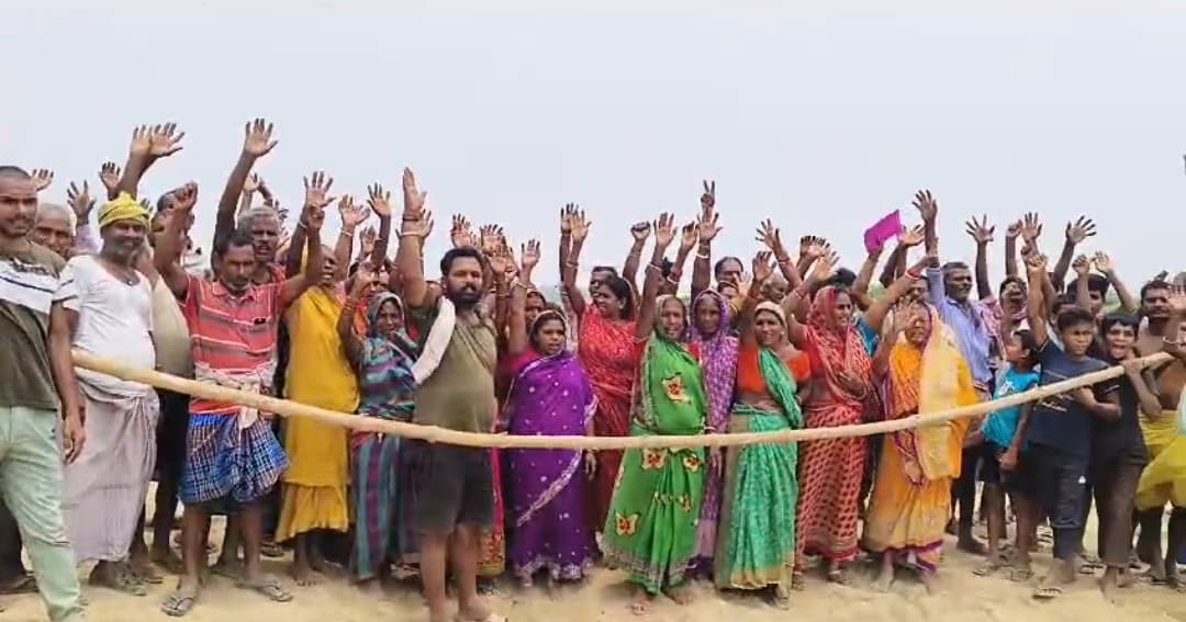 Bhagalpur News: फोरलेन के नीचे अंडरपास की मांग को लेकर ग्रामीणों ने किया प्रदर्शन