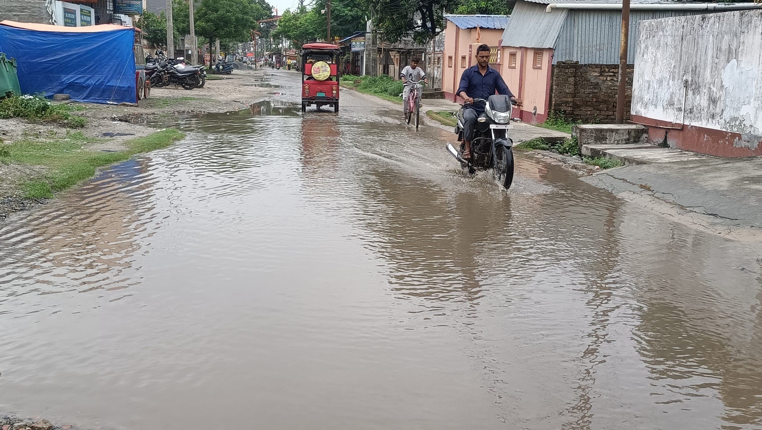 हो रही रूक-रूक कर बारिश से लोगों को गर्मी से मिली राहत, वहीं जल जमाव से हो रही कई मुहल्ले में हो रही परेशानी