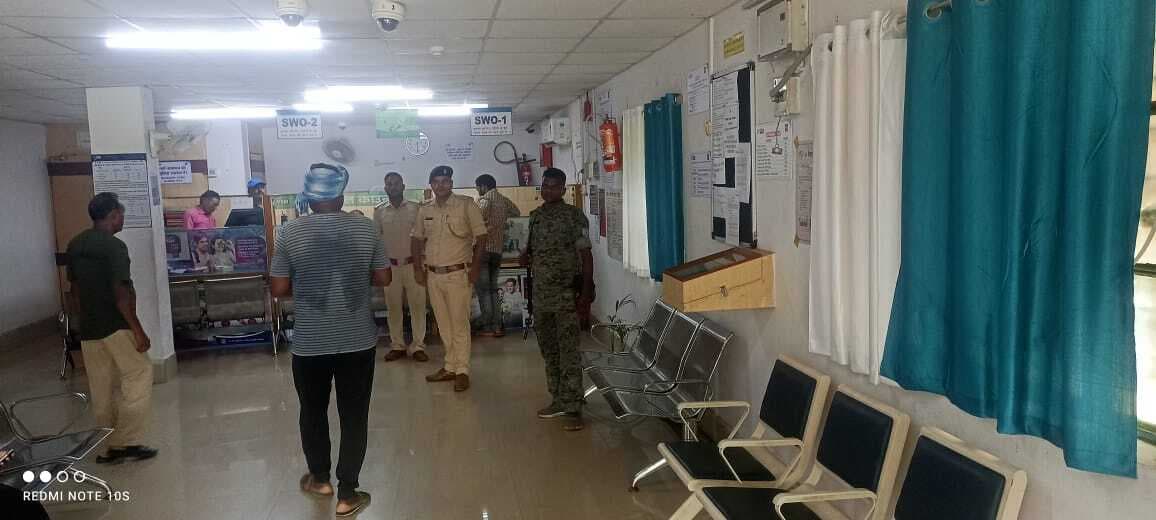 थाना प्रभारी ने बैंकों में सुरक्षा का लिया जायजा