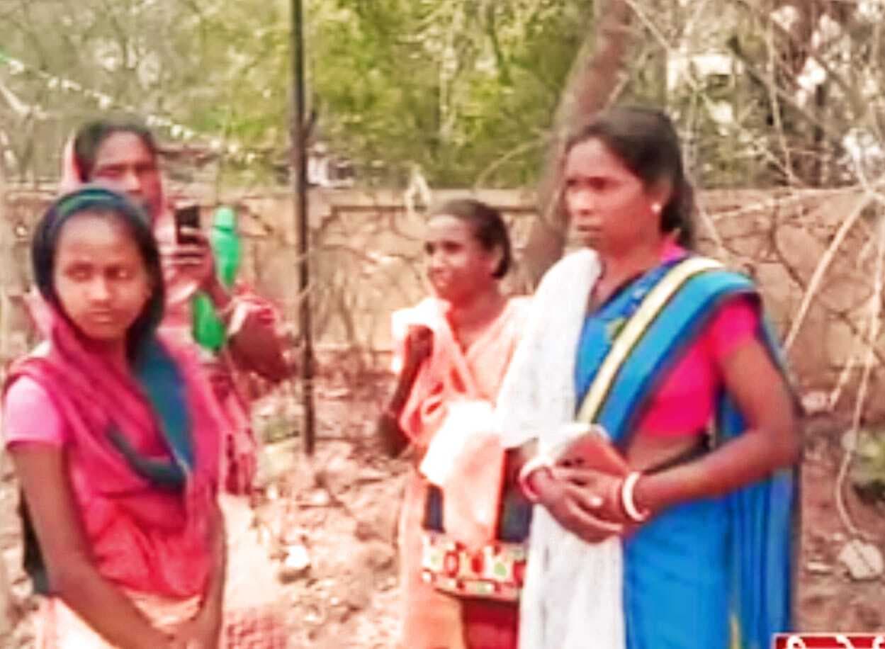 साड़ी के सहारे फंदे से लटकता मिला विवाहिता का शव, हत्या का आरोप