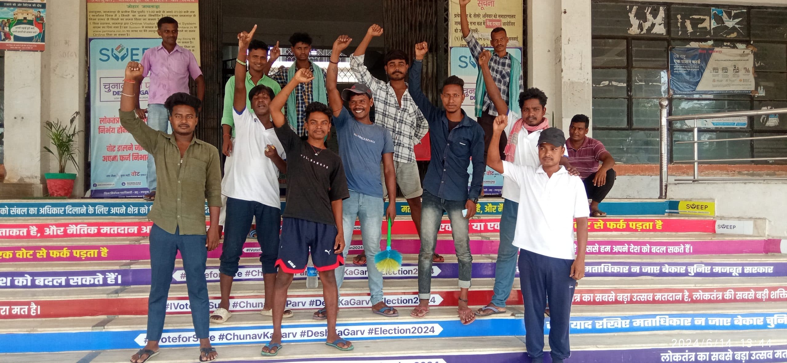 चुनाव में कार्य किये मजदूरों ने मजदूरी नहीं मिलने पर किया प्रदर्शन