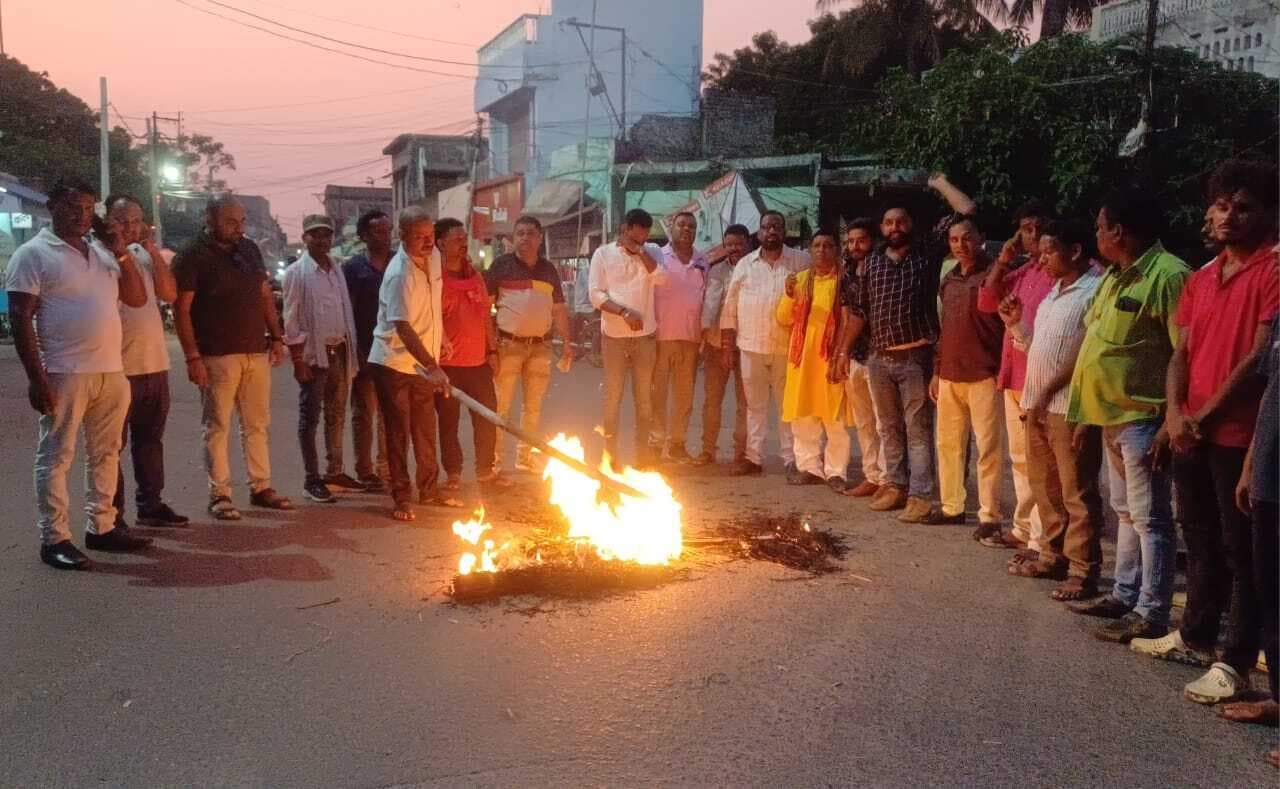 लचर बिलजी व्यवस्था के विरोध में सीएम का फूंका पुतला