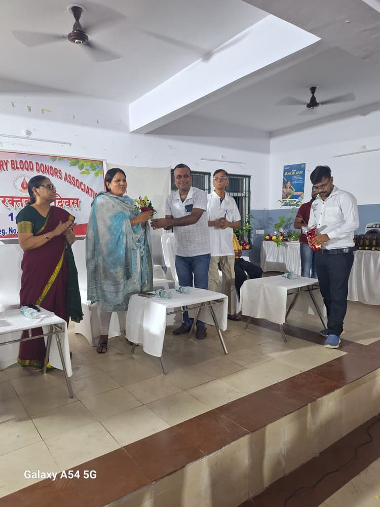 डीसी ने रक्तदाताओं को  प्रशस्ति-पत्र देकर किया सम्मानित
