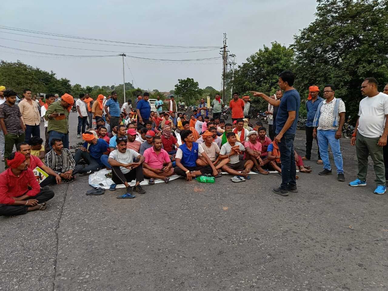 सड़क पर उतरे आंदोलनकारी