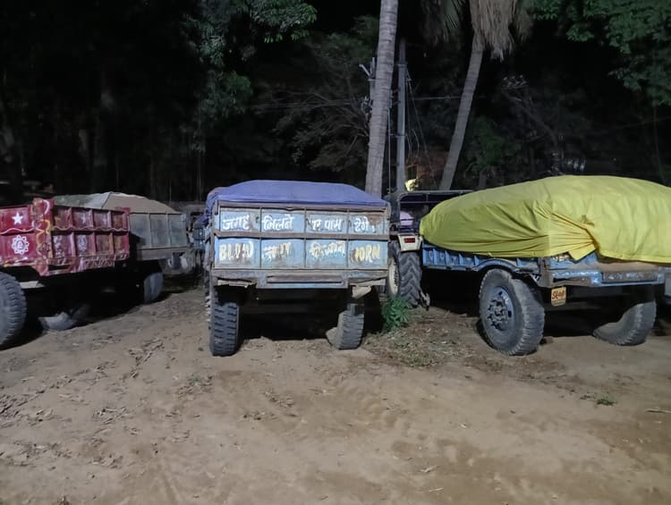 अवैध बालू खनन के आरोप में दो हाइवा और एक पोकलेन मशीन जब्त