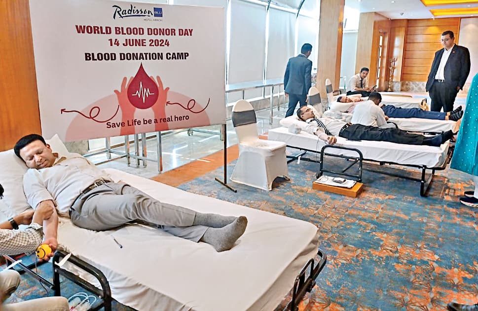 हर तीन माह पर रक्तदान करें