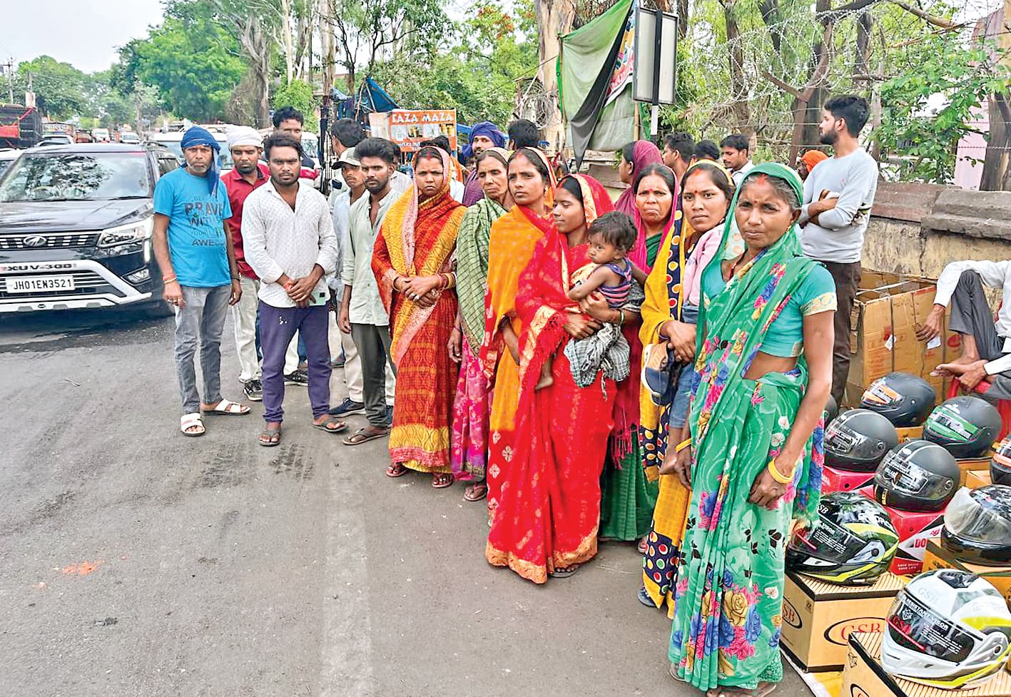 जलमीनार से पानी नहीं लेने दे रहा दबंग, थाने पहुंचे हरिजन टोला के लोग