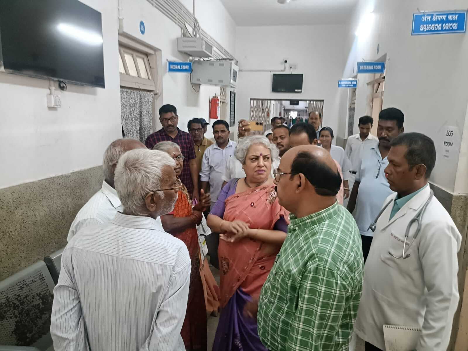 सीएमडी ने बंडामुंडा व राउरकेला रेलवे अस्पताल का किया निरीक्षण, मरीजों को समय पर दवा उपलब्ध कराने के दिये निर्देश