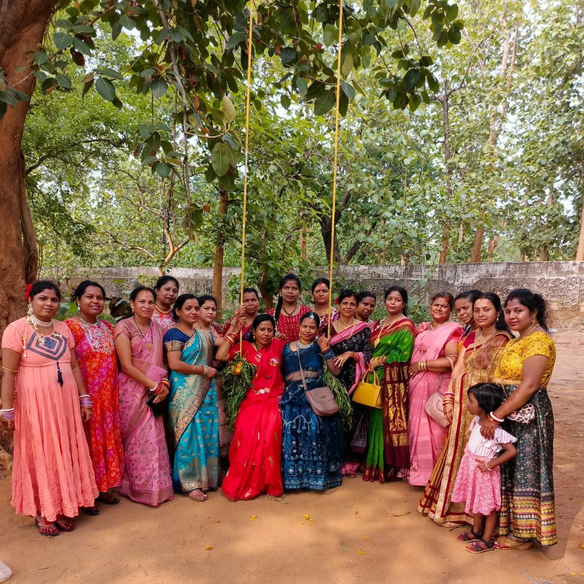 तीन दिवसीय रजो उत्सव शुरू, पारंपरिक परिधान में युवतियों ने झूला का लिया आनंद