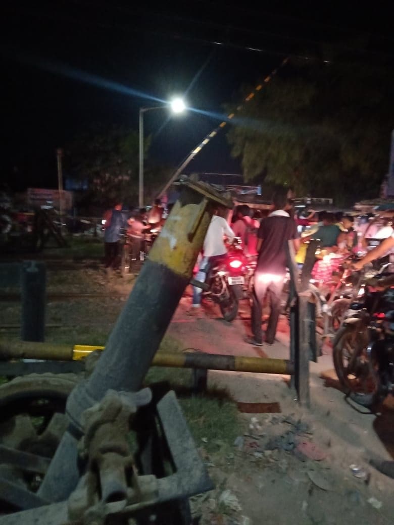 जयनगर इंटरसिटी को पास करने के क्रम में टूटा मुक्तापुर गुमटी