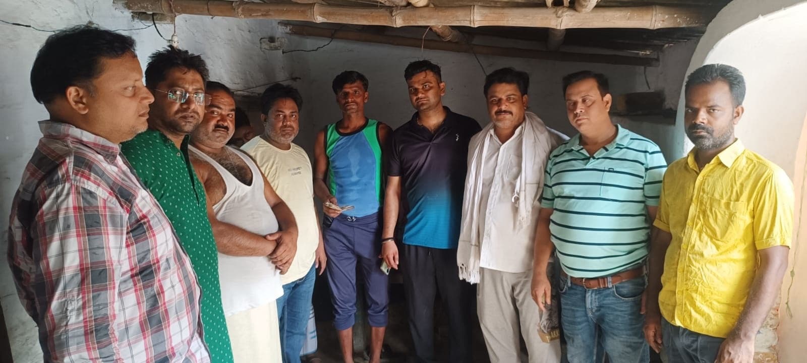 इलाजरत बच्ची को लोगों ने की आर्थिक मदद