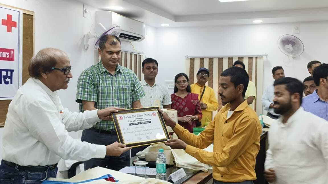 रक्तदान करने वालों को डीएम ने किया सम्मानित