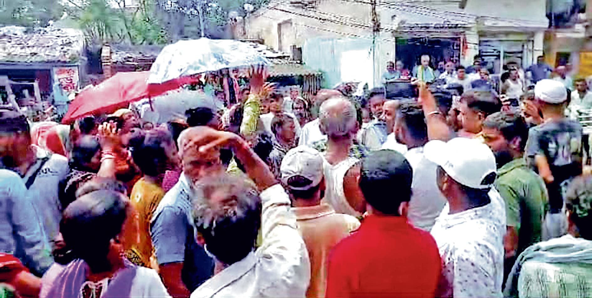 तीन महीने से राशन न मिलने पर लोगों ने किया प्रदर्शन