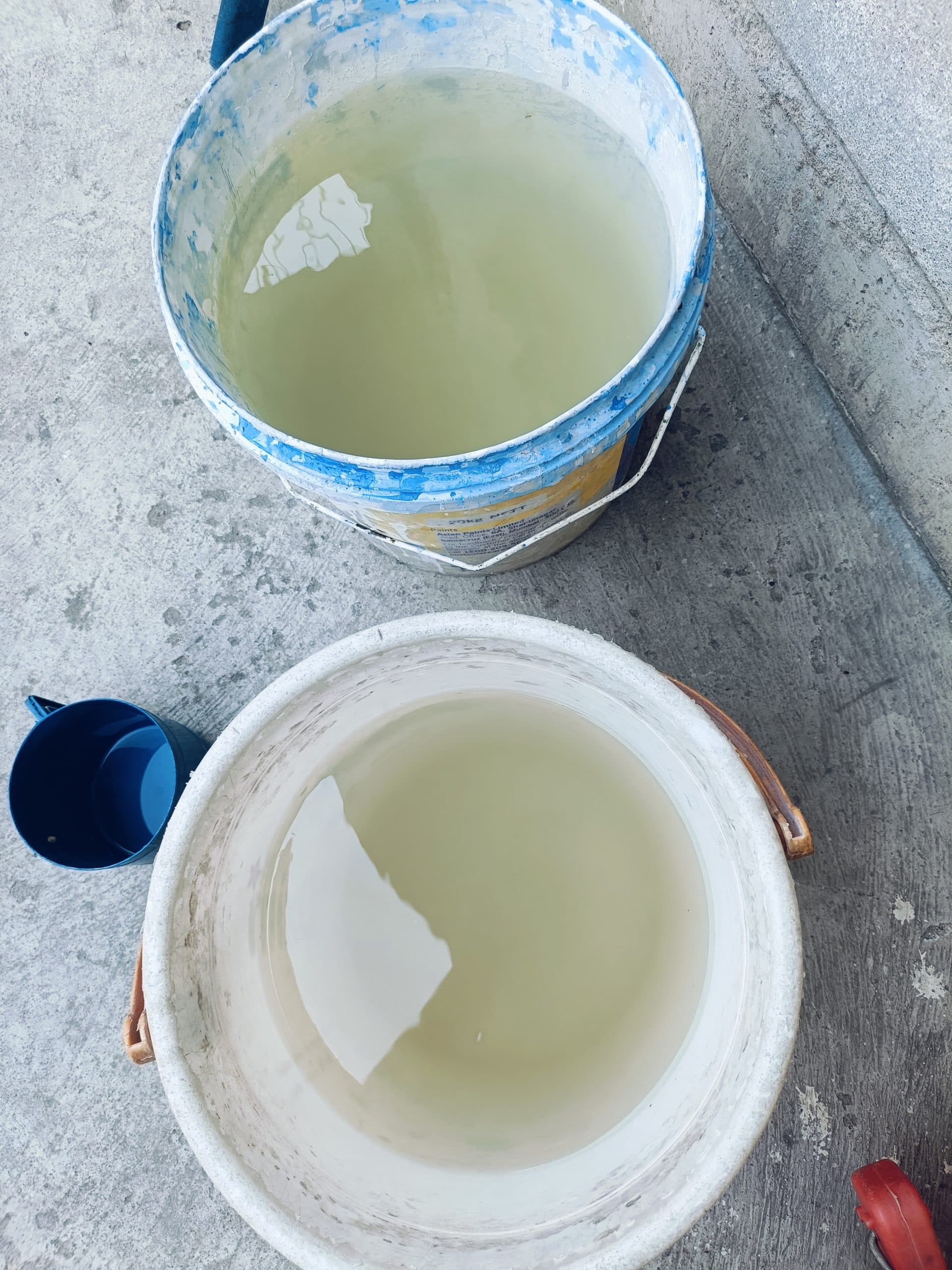 कपड़े से छानकर गंदा पानी पीने को विवश हैं आंबेडकर मोहल्ला के लोग